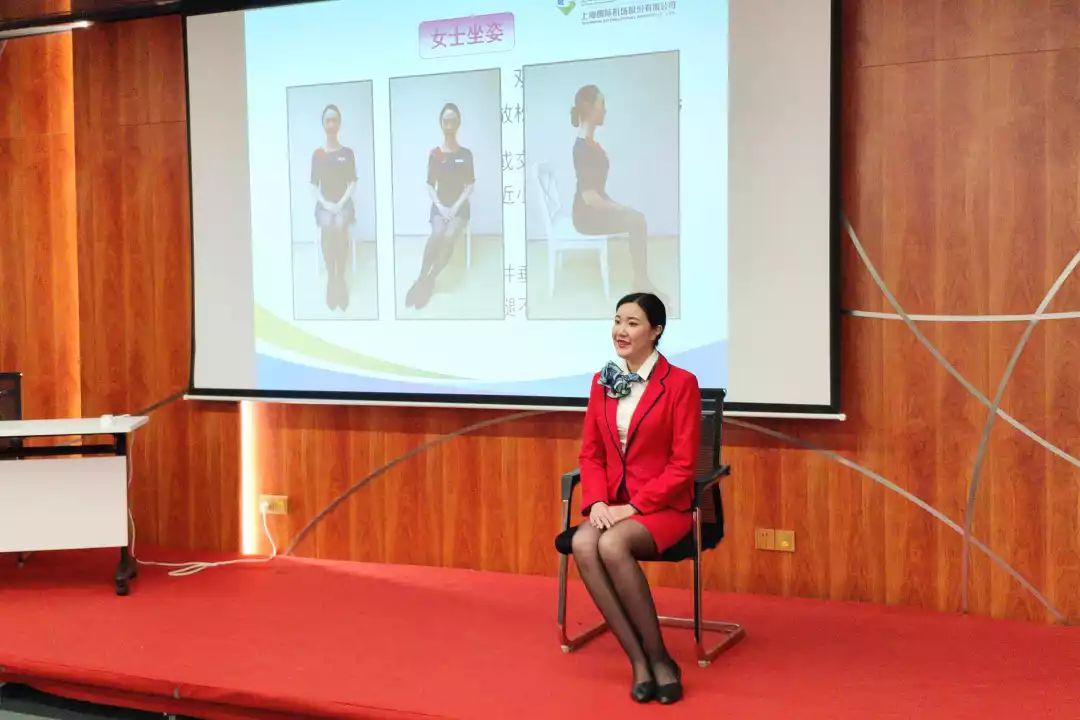 全國(guó)五一巾幗標(biāo)兵“白雪”翩翩而至——磁浮公司開展“燦爛微笑，標(biāo)準(zhǔn)儀態(tài)”服務(wù)禮儀培訓(xùn)